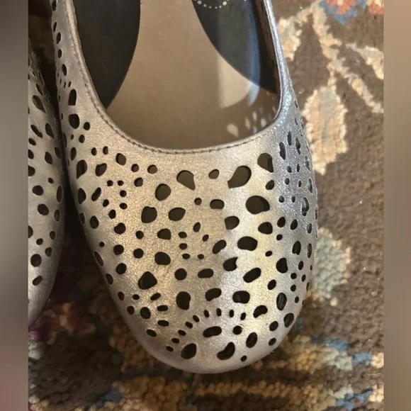 Propet Cicely Ballet Flats Size 9M Silver Laser Cut Perforated Leather Slip On - Picture 3 of 5